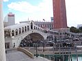 Die Nachbildung der Rialtobrücke am Eingang des Hotels Venetian