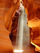 Rayos de luz penetrando en un angosto pasadizo natural, Cañón del Antílope en Arizona.