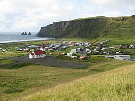 Vík, met Reynisdrangar op de achtergrond