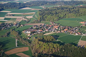 Etzelkofen, aufgenommen aus einem Ballon am 16. April 2010