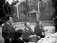 Max Reinhardt, Gustav Mahler, Carl Moll a Hans Pfitzner v zahradě Villy Moll, 1905