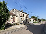 La mairie avec monument aux morts.