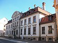 Postgebäude (mit drei Hausnummern), mit seitlicher Toreinfahrt und Hinterhofbauten sowie rückwärtiger Einfriedung an der Annenstraße