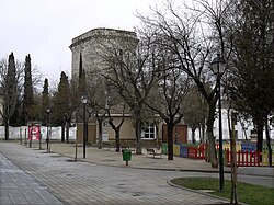 Toun streets an trees wi a square touer in the backgrund