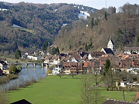 d Stadt St. Ursanne am Doubs vo de Bahofstrooss us gseh