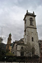 Sebuah gereja putih besar dengan menara tinggi