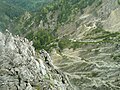 Tiefblick von einem Felsturm (ca. 1888 m) östlich des Elsfürkeles in die Abgründe des Äußeren Grubser Tobels