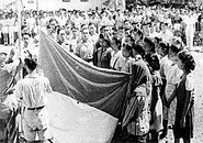 Pengibaran bendera Indonesia di depan hadirin