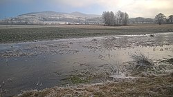 Pohled k Jitravskému sedlu a na Jítravský a Velký Vápenný vrch od cesty k Bílým kamenům