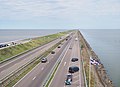 hráz Afsluitdijk oddělující IJsselmeer a Waddenzee