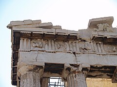 Bâtiment antique : haut des colonnes ; entablement avec métopes et toit.