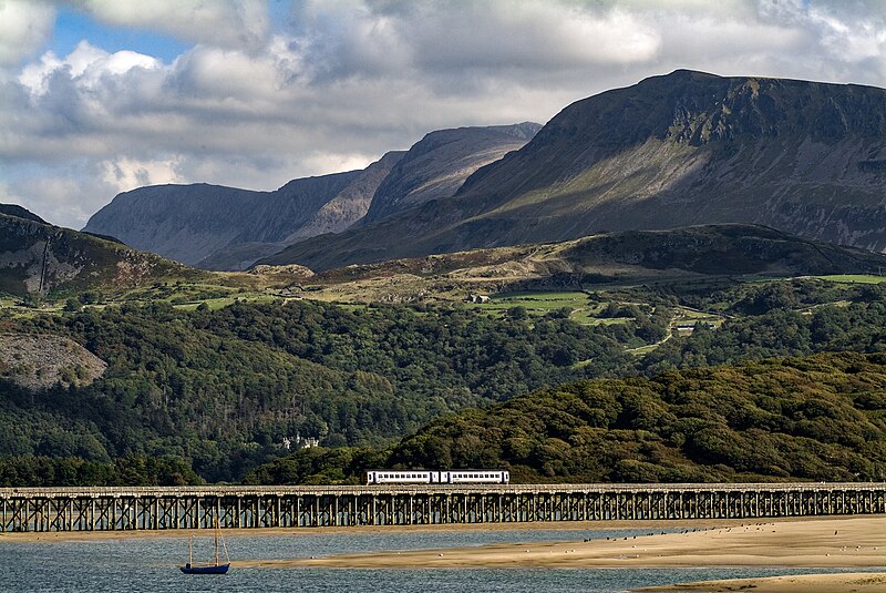 File:Arthog - Barmouth Bridge - 20070915150033.jpg