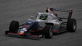 Taylor Bernard in een auto van PHM Racing in het Italiaans Formule 4-kampioenschap op de Red Bull Ring in 2022.