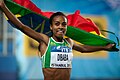 Genzebe Dibaba 1500 metre yarışından sonra zaferini kutluyor.