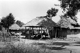 Hütten jenseits der Hauptstraße (1967)