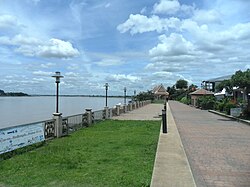 Mekong's Embankment - panoramio.jpg