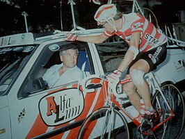 Dimitri Konisjev bij de ploegauto in de Ronde van Italië 1989