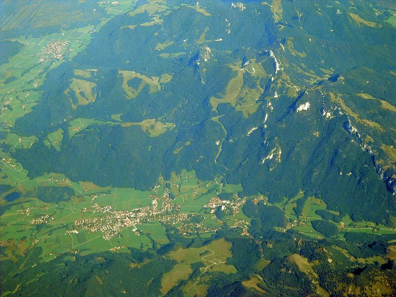 File:Aschau Hohenaschau.JPG