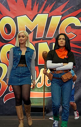 Cosplays de C-18 (à gauche) et de C-17 à la Brussels Comic Con 2019, en Belgique.