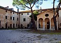 Cortile interno con la chiesa