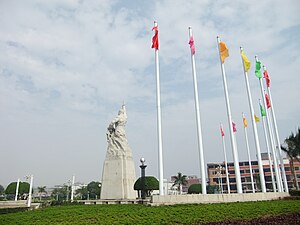 Jinjiang's Lüzhou (Green Island) Park, with a monument bearing the inscription "诚信、谦恭、团结、拼搏" (Integrity, humility, unity, hard work)