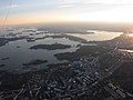 Laajalahti ilmasta kuvattuna. Natura-alue näkyy taka-alalla. Vasemmalla Espoon Westend, etualalla Helsingin Meilahti ja Seurasaari