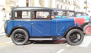 Photographie en couleur d'une voiture ancienne.