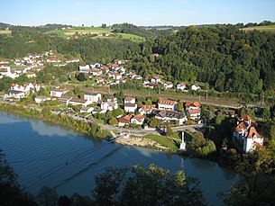 Blick von Schloss Neuburg am Inn auf Wernstein am Inn