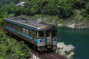 吉野川沿いを走る1000形気動車 （2020年5月、三縄 - 祖谷口間）