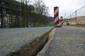 gerissener Straßenbelag durch Grundbruch wegen Rammarbeiten am neuen Schiffshebewerk