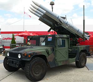 Humvee porte-missiles AIM-120C CATM d'entraînement.