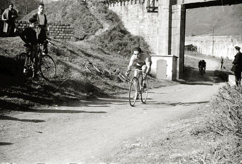 File:Celebración de una prueba de ciclocross en San Sebastián (16 de 23) - Fondo Marín-Kutxa Fototeka.jpg