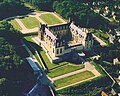 Sur cette photographie aérienne du château d'Écouen on perçoit bien les éléments médiévaux : le plan carré, la position dominante et stratégique, les douves...