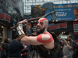 Een cosplayer verkleed als Kratos.