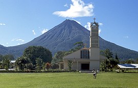 Ortszentrum mit Blick auf den Arenal