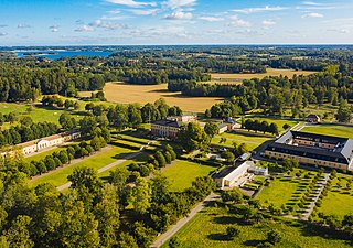 Orangeriet, slottet och ladugårdsfyrkanten från söder.