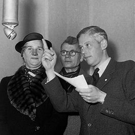 Frits Thors met een echtpaar in de studio op 2 november 1945