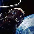 Kozmická loď Gemini 9 fotografovaná Cernanom počas jeho výstupu do otvoreného vesmíru