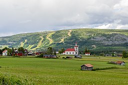 Utsikt över Klövsjö med skidbackarna i bakgrunden.