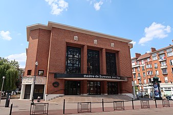 Théâtre Jean-Vilar au cœur de la cité-jardin de Suresnes.