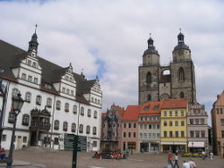 Marknadsplassen med det gamle rådhuset, statue av Martin Luther og Stadtkirche