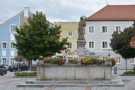 Obernberg aI Marktplatz Brunnen.jpg