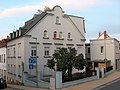 Wohnhaus in Ecklage und halboffener Bebauung