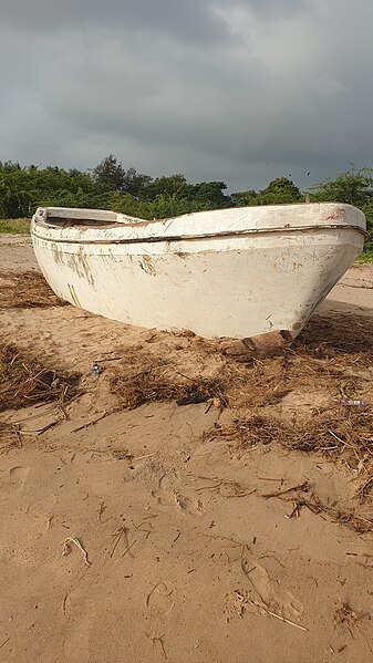 File:Abandoned boat 2.jpg