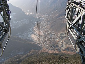 Blick über das Valmalenco auf Chiesa von der Bergstation der Seilbahn