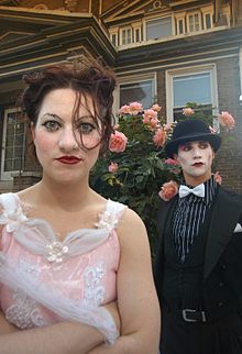 Amanda Palmer, plektante la brakojn, kaj Brian Viglione, ambaŭ komponas La Dresdenajn Pupojn.