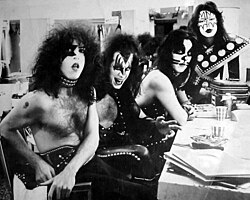 Классический состав Kiss в 1975 году. Слева направо: Пол Стэнли, Джин Симмонс, Питер Крисс, Эйс Фрейли