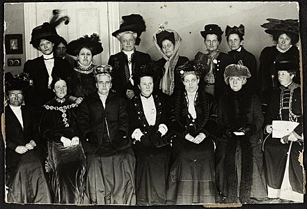 International Woman Suffrage Alliance Congress i London, 1909: Thora Daugaard (Danmark), Louise Qvam (Norge), Aletta Jacobs (Nederland), Annie Furuhjelm (Finland), Mirowitch (Russland), Käthe Schirmacher (Tyskland), Honneger (Sveits), uidentifisert. Nederst fra venstre: uidentifisert, Anna Bugge Wicksell (Sverige), Ann Shaw (USA), Millicent Fawcett (president, England), Carrie Chapman Catt (USA), Fredrikke Marie Qvam (Norge), Anita Augspurg (Tyskland) Foto: Ukjent/Nasjonalbiblioteket