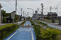 暗渠化された明治用水の上を走る自転車道