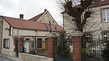 Ang Town Hall (Mairie, sa tuo sa litrato) ug ang post office sa chouilly